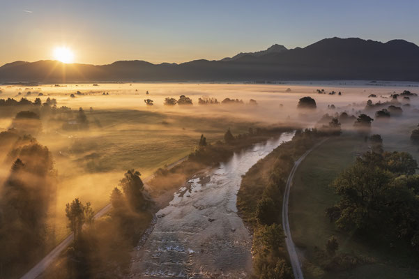Fluss fließt durch Berge