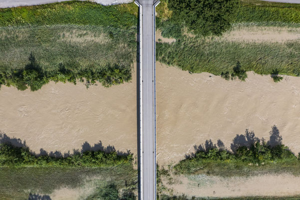 Luftbild einer Brücke bei Hochwasser