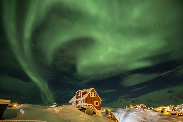 Nordlichter über grönländischem Dorf, Tasiilaq, Ostgrönland, Grönland