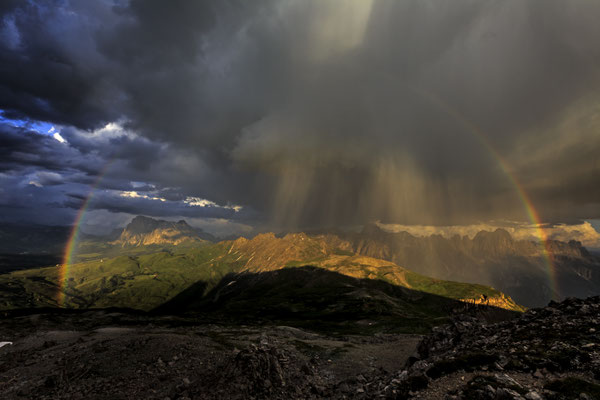 Gewitterstimmung und Regenbogen über Bergen, Südtirol, Dolomiten, Italien