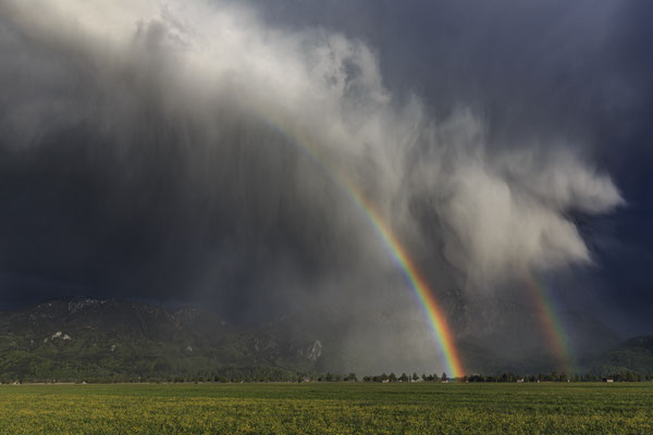 Regenbogen und Regenwolke