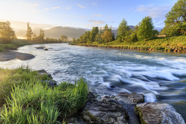 Fluss fließt durch Berge