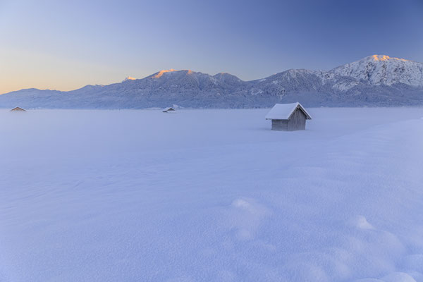 Holzhütte im Winter