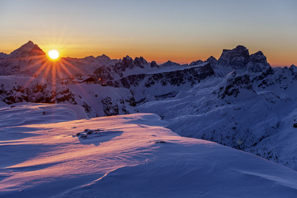 Sonnenuntergang über verschneiten Bergen, Seiser Alm, Südtirol, Dolomiten, Italien
