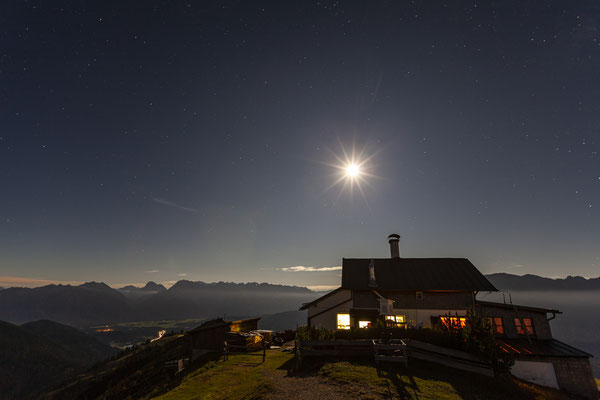 Berghütte bei Nacht, Garmisch-Partenkirchen, Zugspitze, Zugspitzregion, Wettersteingebirge, Oberbayern, Bayern, Bayerische Alpen