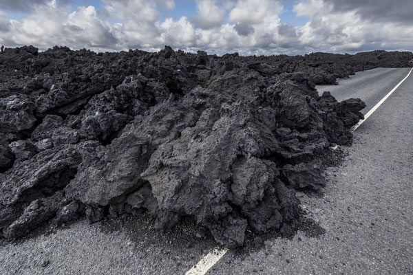Lava auf einer Teerstraße, Island