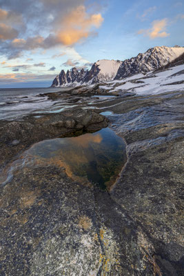 Verschneite Berge an der Küste