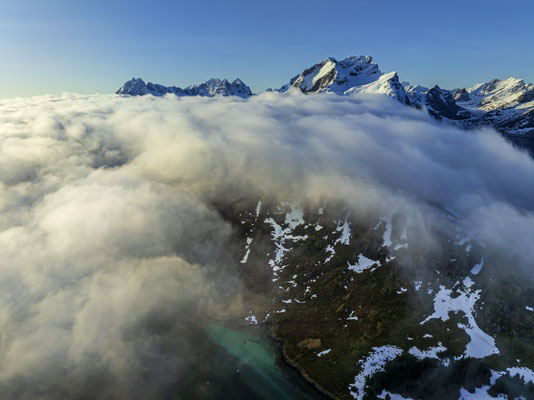 Luftbild von Bergen am Meer