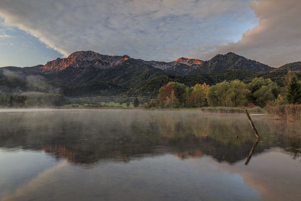 Morgenstimmung über einem Bergsee