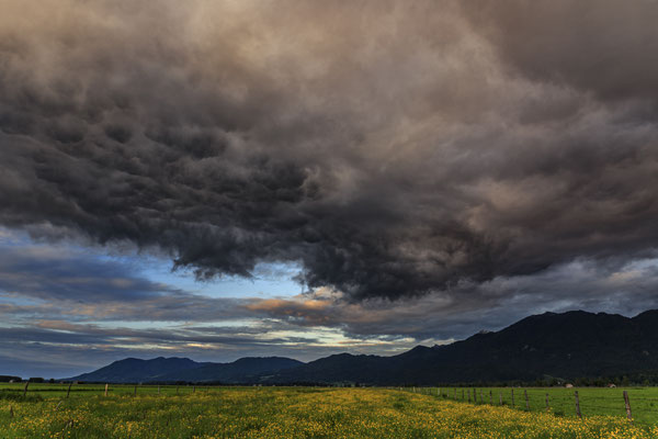 Gewitterwolke vor Bergen