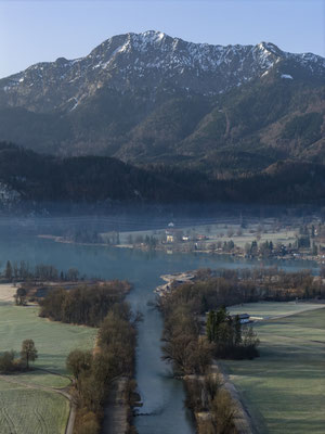 Ein Fluss fließt in einen Bergsee