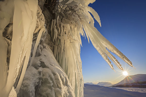 Eiszapfen an einem gefrorenen See