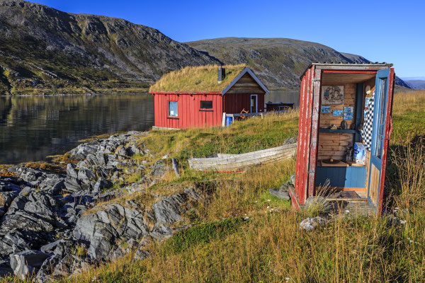 Toilette, Plumpsklo vor Hütte an Fjord