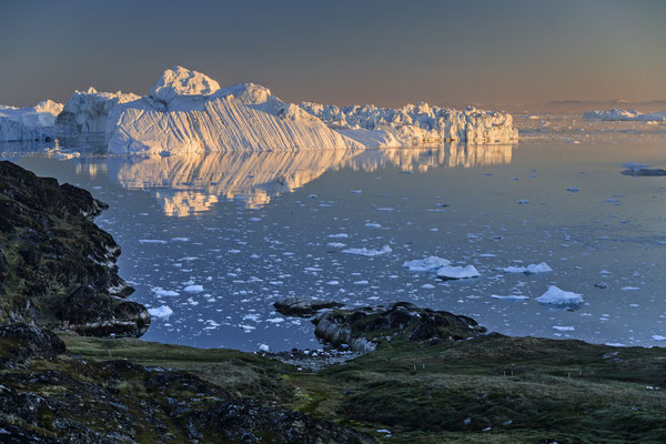 Eisberge bei Mitternachtssonne in Fjord, Ilulissat Eisfjord, Westgrönland, Grönland