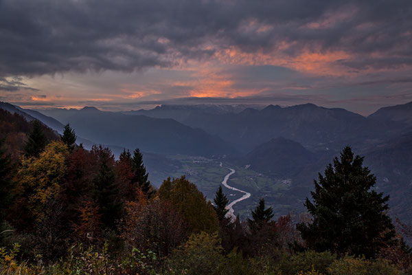 Talblick auf Flusslauf zwischen Bergen, Gewitterstimmung, Sloweniens Alpen