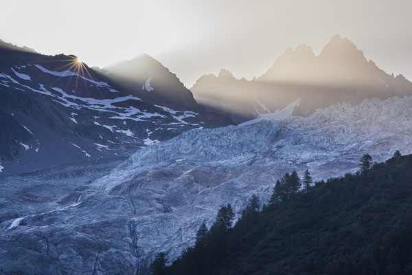 Gletscherzunge vor Bergen bei Sonnenuntergang, Mont Blanc Massiv, Französische Alpen, Frankreich