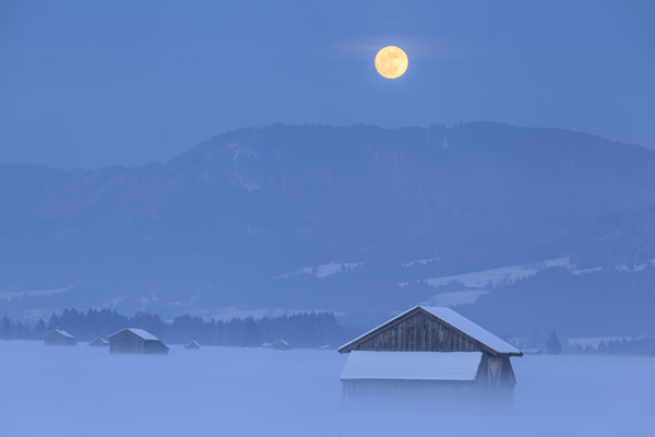 Holzhütte bei Vollmond