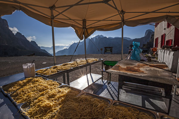 Pasta auf der Dreizinnenhütte, Dolomiten, Italien