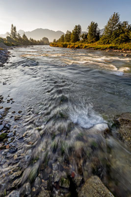 Fluss fließt durch Berge