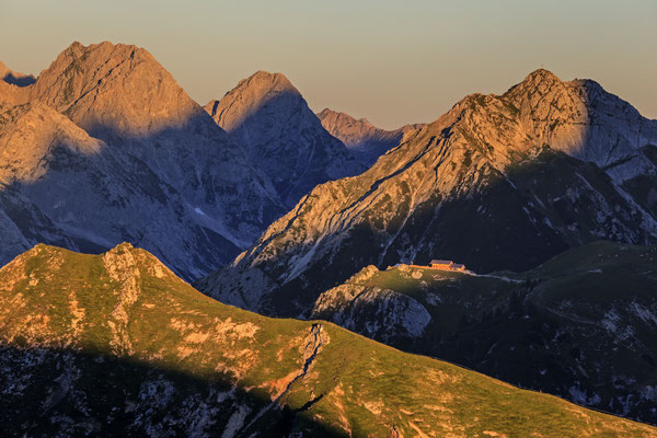 Sonnenaufgang über steilen Bergen, Rotmoosalm, Wettersteingebirge, Österreich