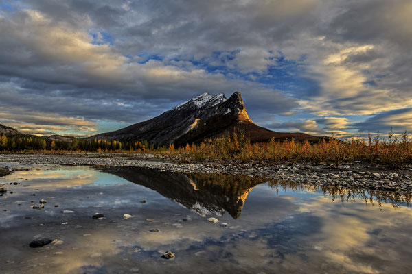 Berg spiegelt sich in Fluss, Morgenstimmung, Alaska, Kanada