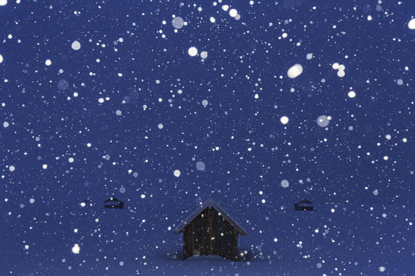 Holzhütte im Winter