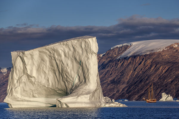 Segelschiff neben Eisberg in Fjord, Scoresby Sund, Ostgrönland, Grönland