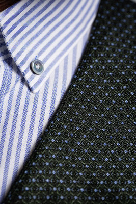 Hemd Streifen blau weiß und Gilet dunkelblau