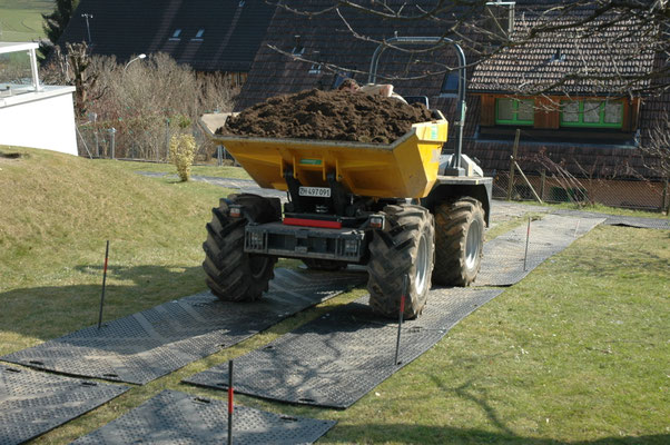 Eberhard Gartenbau AG, Aushubarbeiten in Augwil, Abtransport mit Dumper