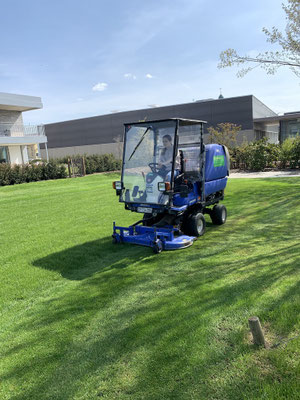  Eberhard Gartenbau AG Kloten, Rasenunterhalt, Rasen mähen 