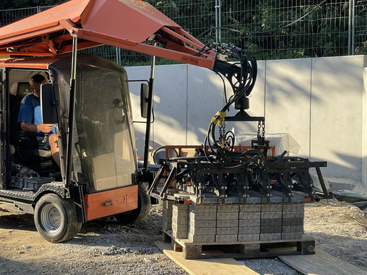 Eberhard Gartenbau AG Kloten, Verbundsteine maschinell verlegen