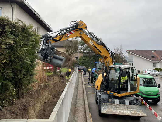  Eberhard Gartenbau AG Kloten, Opfikon Glattbrugg, Winkelelemente versetzen, Hinterfüllung
