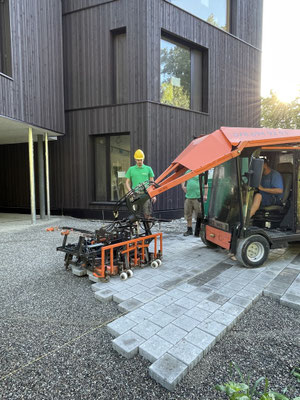Eberhard Gartenbau AG Kloten, Verbundsteine maschinell verlegen