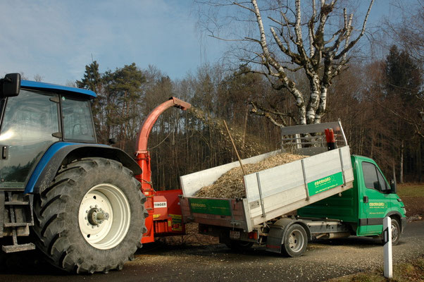 Häckseln des Schnittgutes vor Ort Eberhard Gartenbau AG Kloten