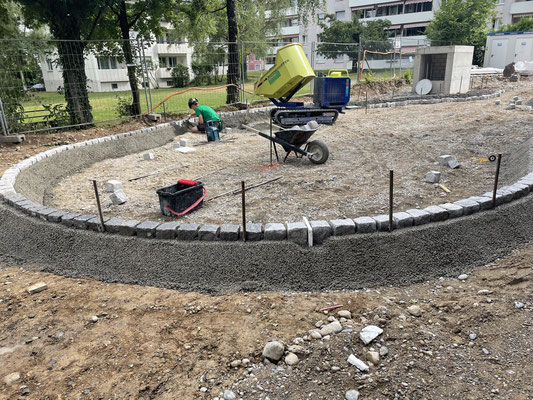Eberhard Gartenbau AG Kloten, Pflastersteine versetzen, Einfassung aus Naturstein