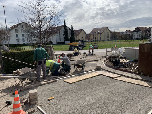 Eberhard Gartebau AG, Kloten, An der Arbeit, Beton Verbundsteine 