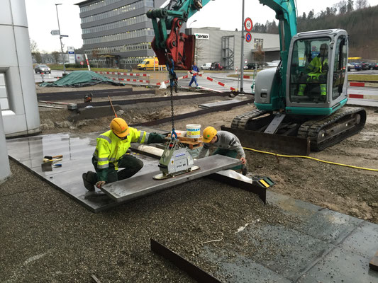 Eberhard Gartenbau AG Kloten, Betonplatten versetzen mit Vakuum Hebegerät 
