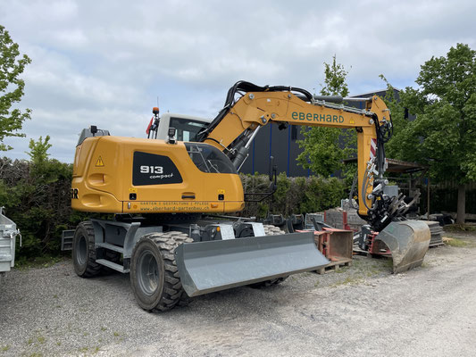 Eberhard Gartenbau AG Kloten, Liebherr 913 Compact
