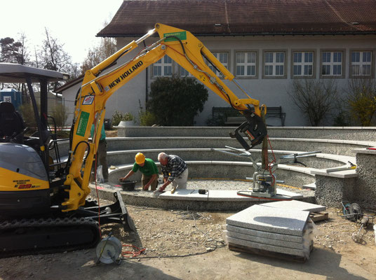 Eberhard Gartenbau AG Kloten, Sitzarena, kleben von Betonplatten