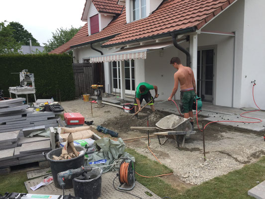  Eberhard Gartenbau AG Kloten, Sitzplätze, verlegen von Phorphyr Platten, geklebt in Splittbeton