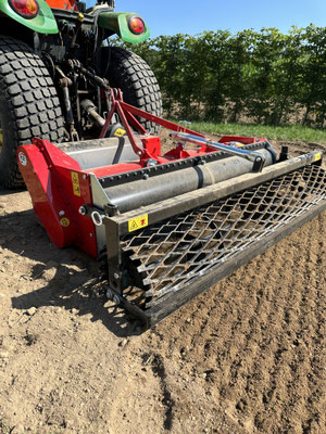 Eberhard Gartenbau AG Kloten, Bodenfräse am Traktor, Steinvergrabungsfräse