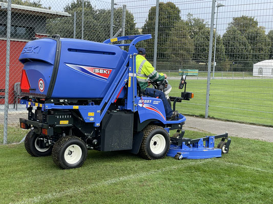  Eberhard Gartenbau AG Kloten, Fussballplätze mähen, Iseki