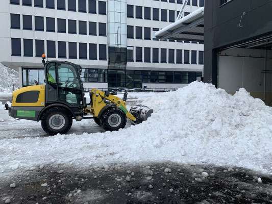  Eberhard Gartenbau AG Kloten, Schneeräumung Industriegebiet Kloten 