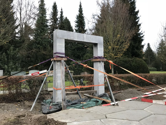  Eberhard Gartenbau AG Kloten, Skulpturen aus Granit versetzen