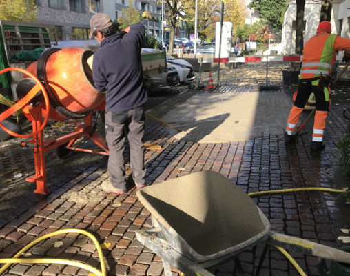 Eberhard Gartenbau AG Kloten, Pflasterarbeiten, Fugen auffüllen mit Mörtel