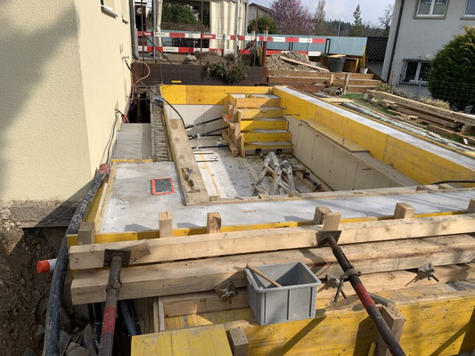  Eberhard Gartenbau AG Kloten, Poolbau, Armierung durch Baumeister