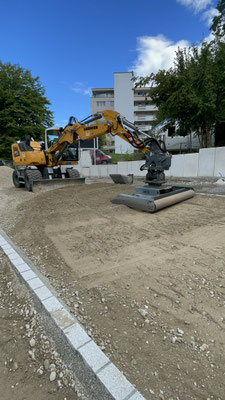 Eberhard Gartenbau AG Kloten, Liebherr Pneubagger, Planierbalken