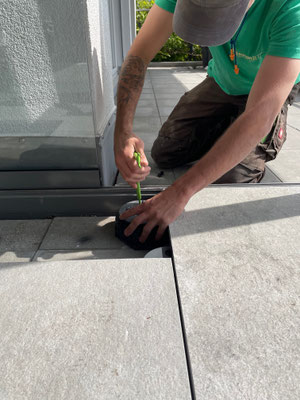 Eberhard Gartenbau AG, Keramikplatten auf Stelzlager verlegen 