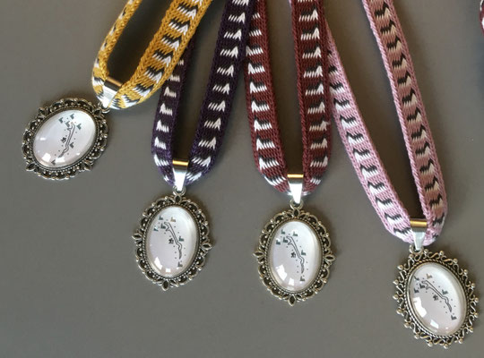weiße Kirchen Kette mit Logo im Anhänger
