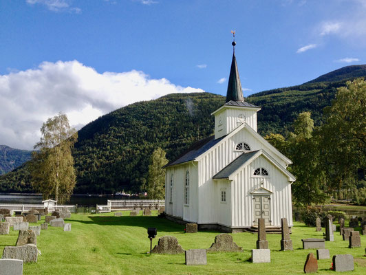 #kvitekyrkjer Mæl kirke sommer